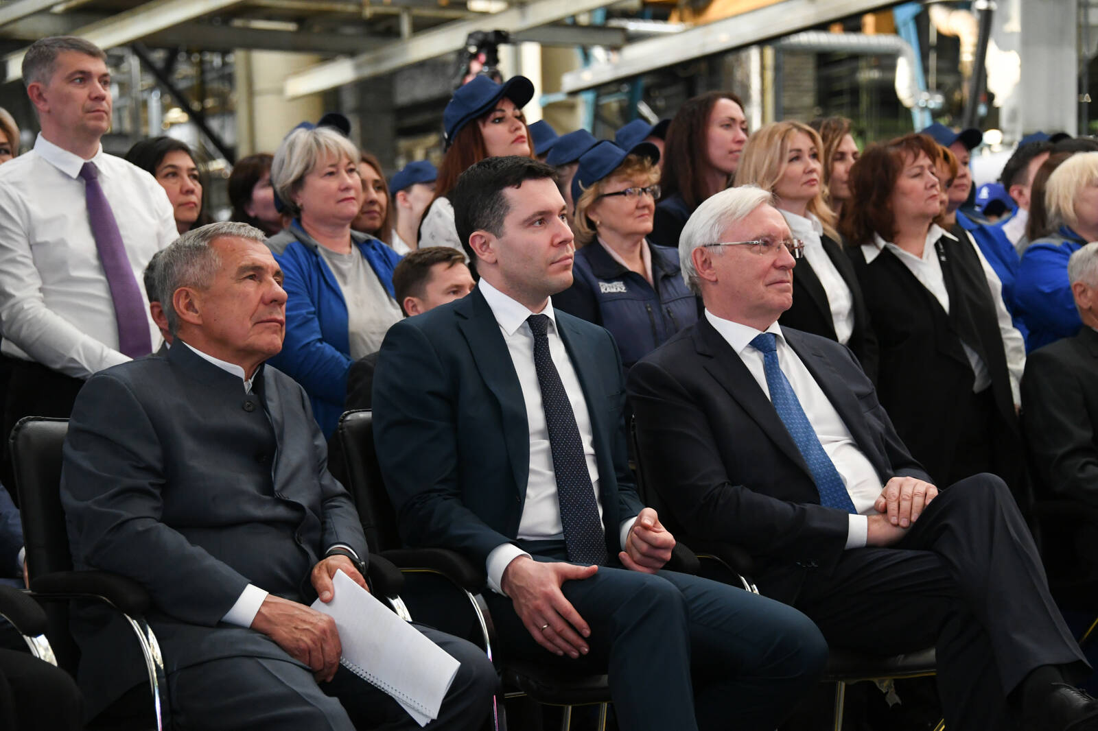 Алиханов протестировал челнинский грузовик и приехал к рабочим на завод Алиханов протестировал челнинский грузовик и приехал к рабочим на завод