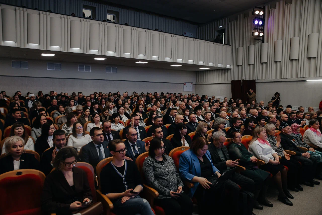 «В одной деревне меня пенсионер попросил выкопать погреб. Я говорю: у вас же район есть, депутат»
