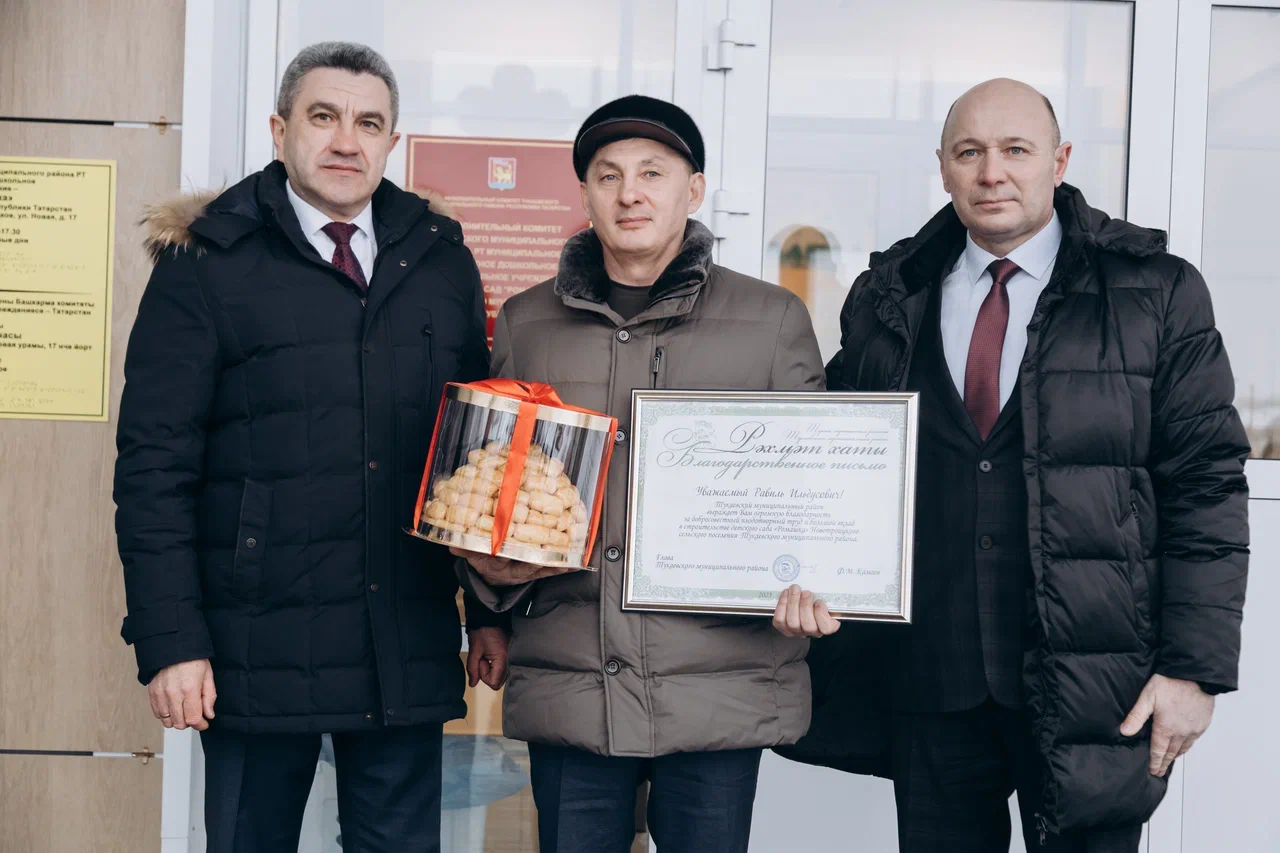«Здесь будет 13 участков. Колышки в землю забили, распределили. Аукцион, говорят, был»