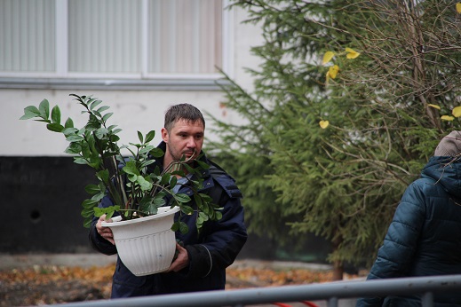 Третий день после трагедии в 48/20: людей пустили в разрушенный подъезд. Фото 