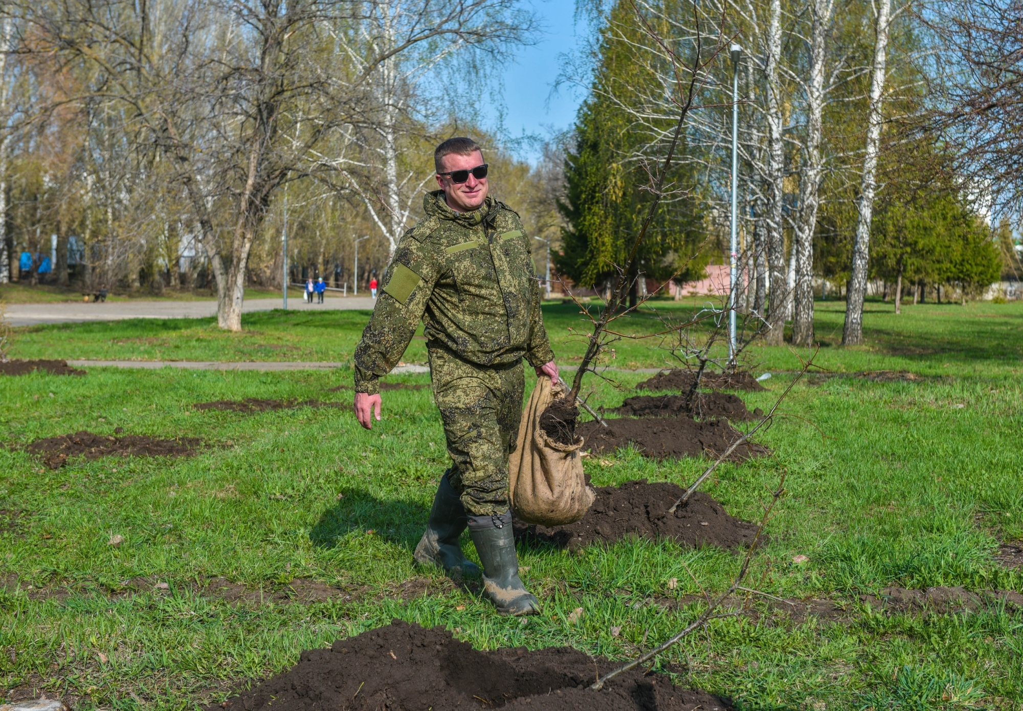 40 тысяч человек вышли на общегородской субботник в Челнах (фото)