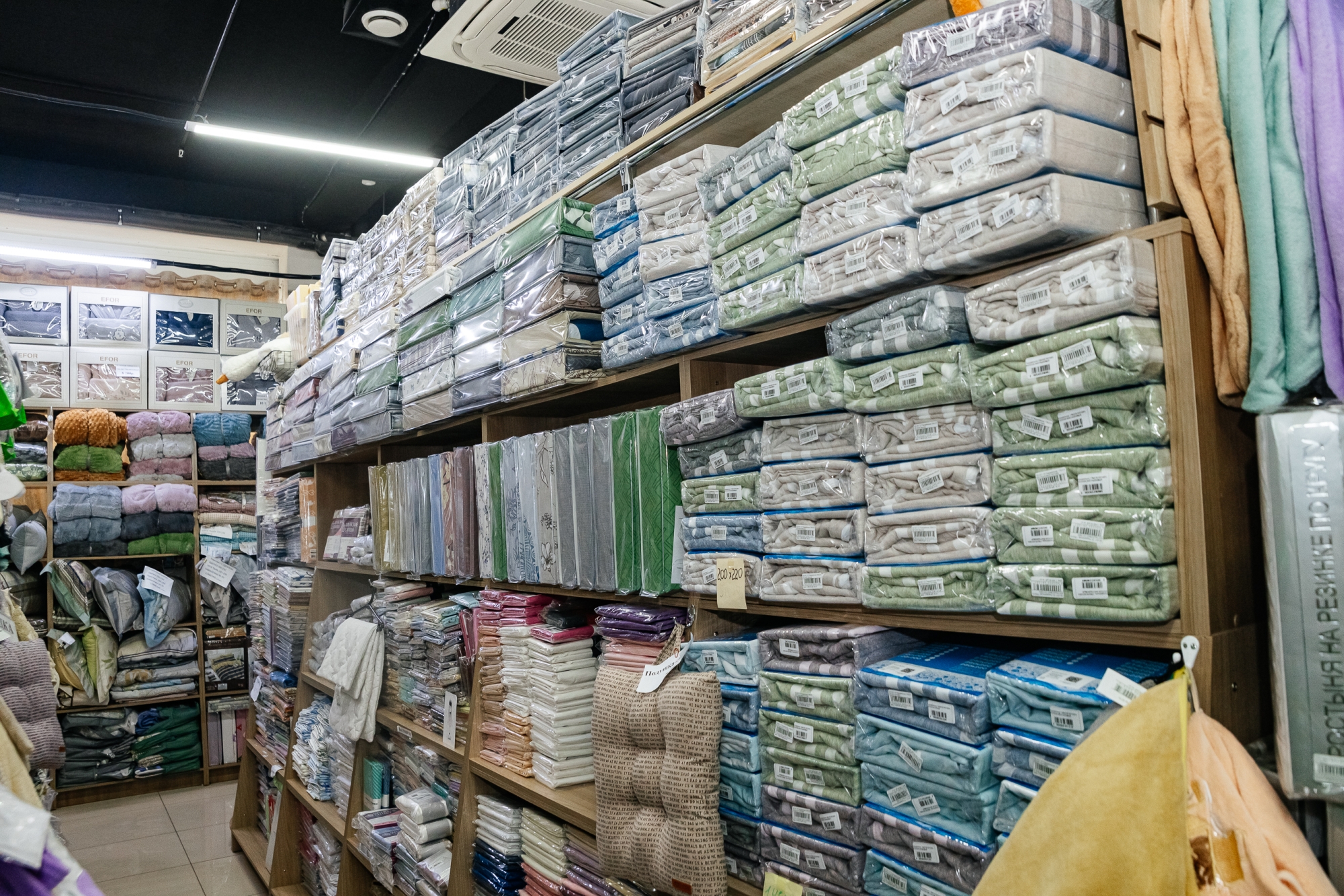 От халатов до комплектов белья от поставщика IKEA: в Челнах работает масштабный магазин текстиля