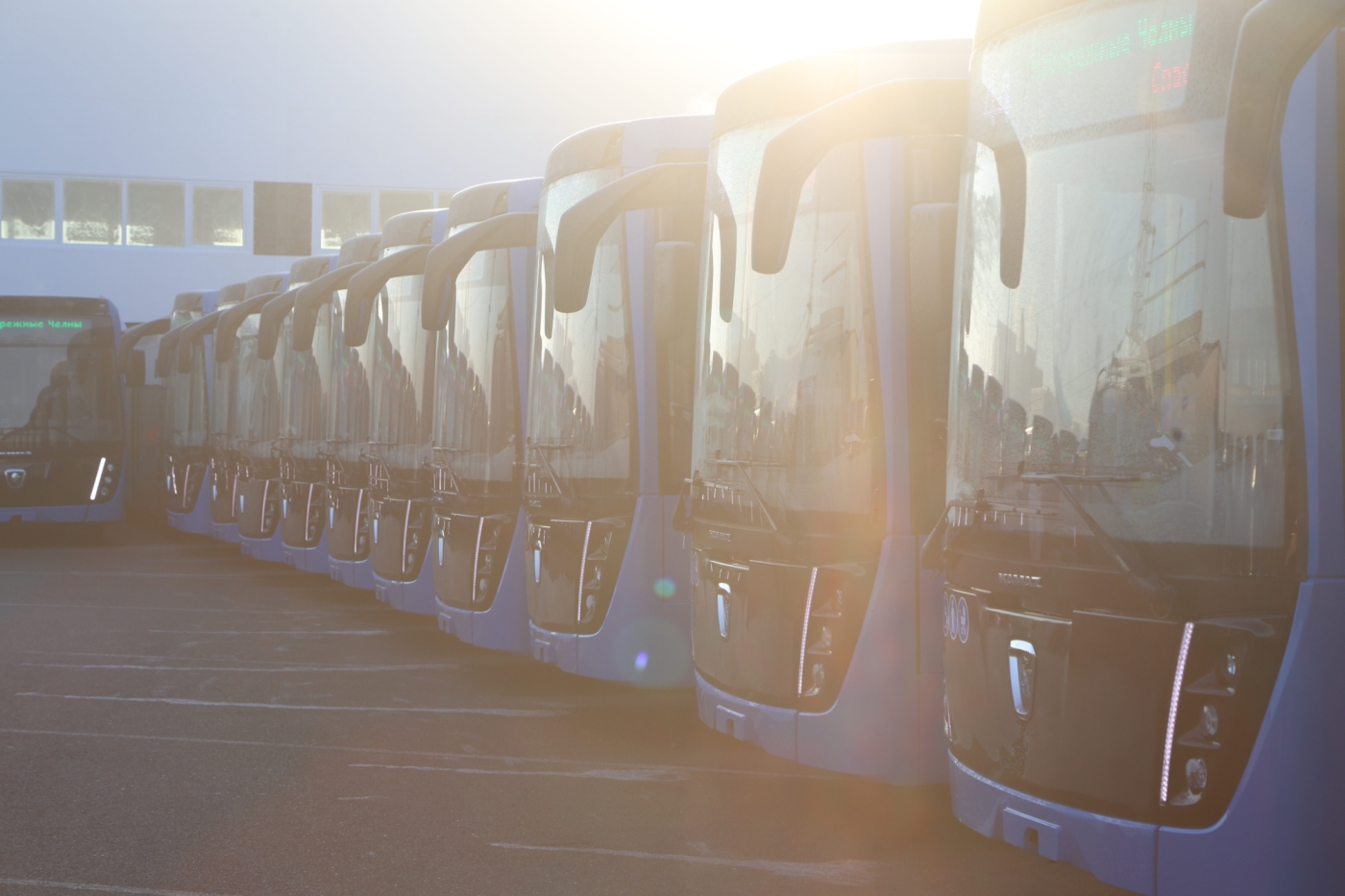 Фото: как Минниханов вручал Челнам новые автобусы большой вместимости