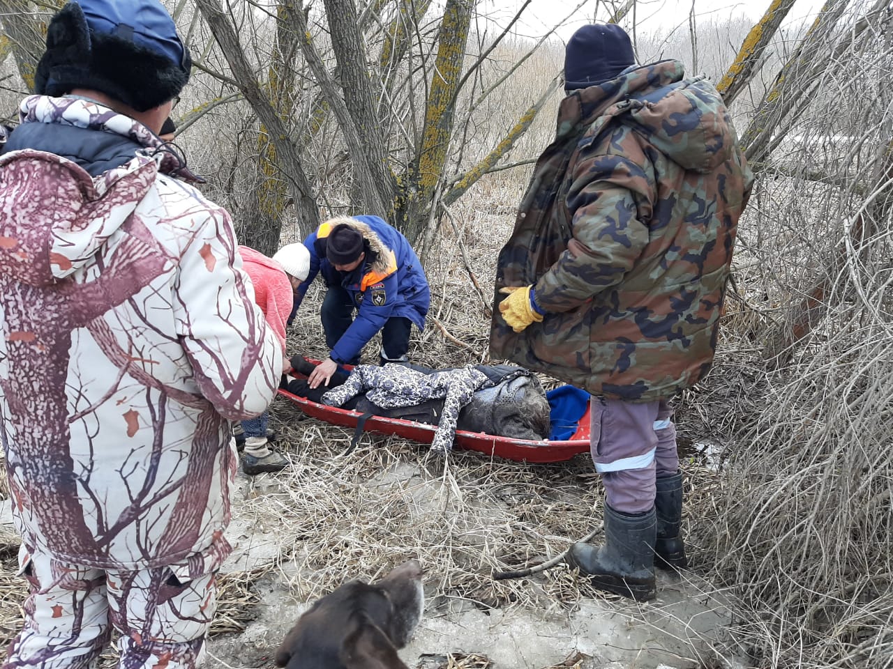 Спасатели нашли в овраге женщину, ушедшую из дома в халате, носках и одеяле
