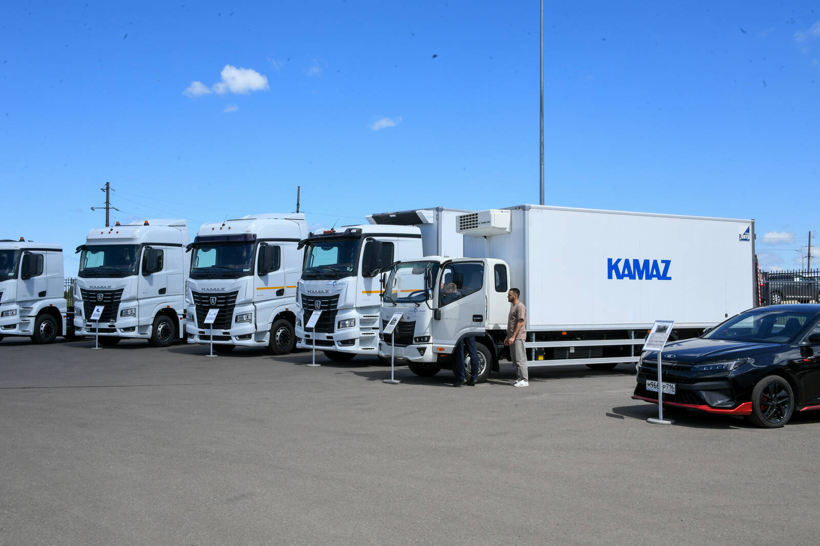 Новинки «КАМАЗа» показали Чемезову и Минниханову (фото) Новинки «КАМАЗа» показали Чемезову и Минниханову (фото)