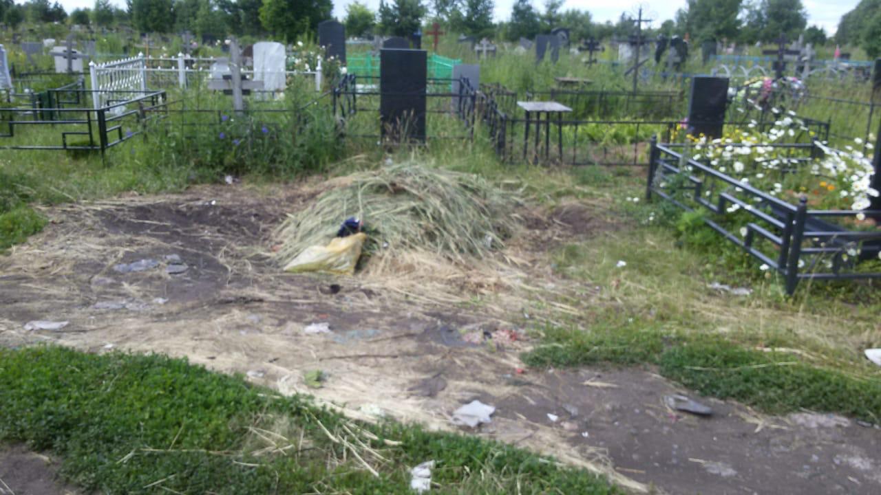 Глава «Горкоммунхоза» рассказал, откуда на кладбище горы мусора