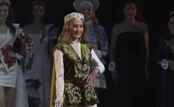 Дарина Карпова из Челнов вышла на «Красе России» в зеленом костюме и с тюльпанами