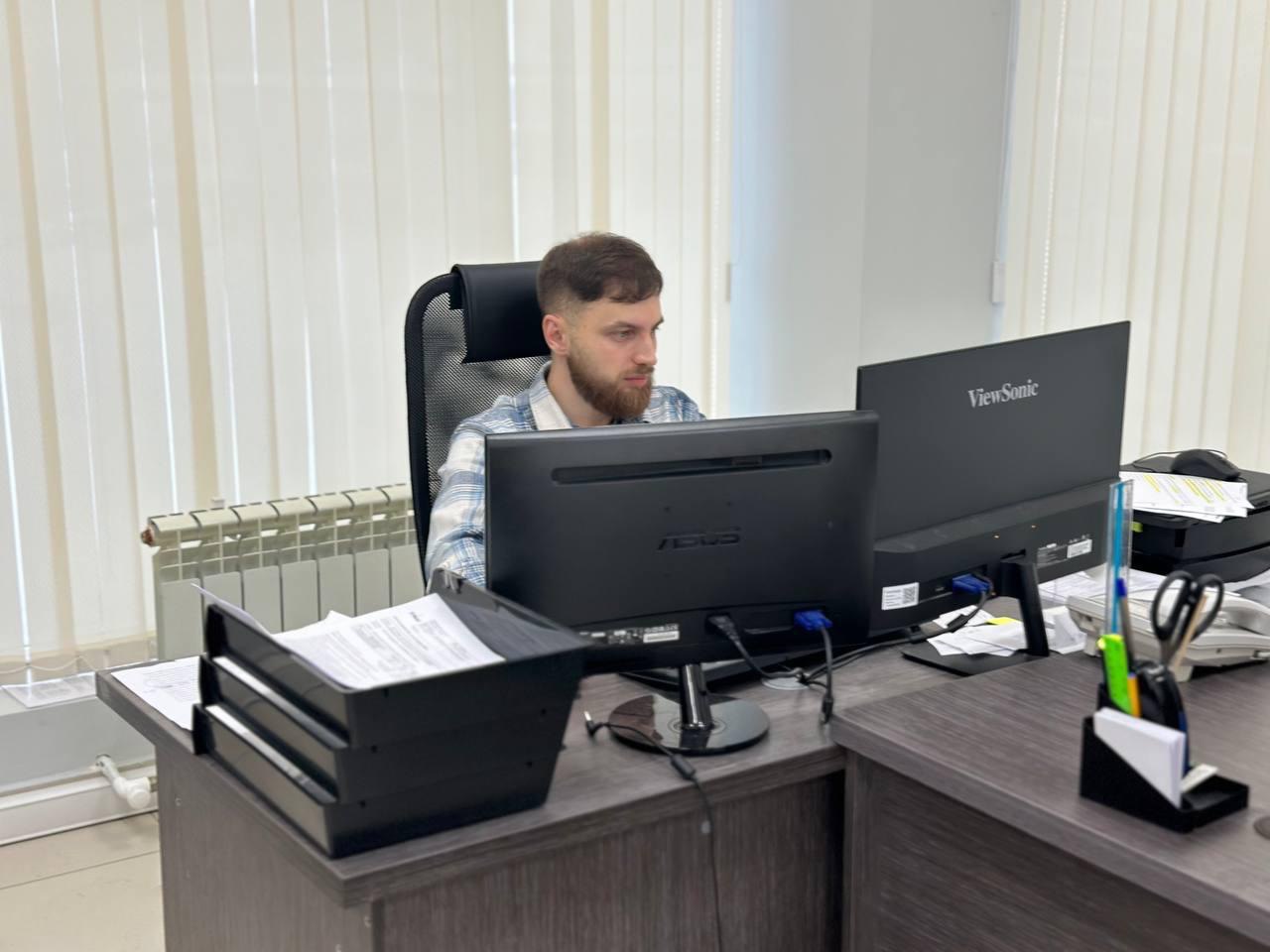 «Это серьезный опыт. Представьте дорогу в тайге в 400 км с бездорожьем. На середине - наше производство»