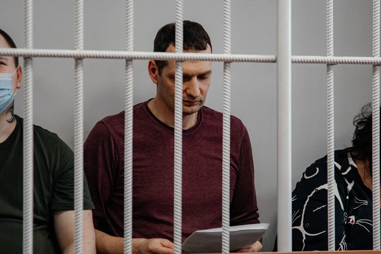 «Подъехала машина, там сидел мужчина. Человек в наручниках говорит: «Вот он меня держал»