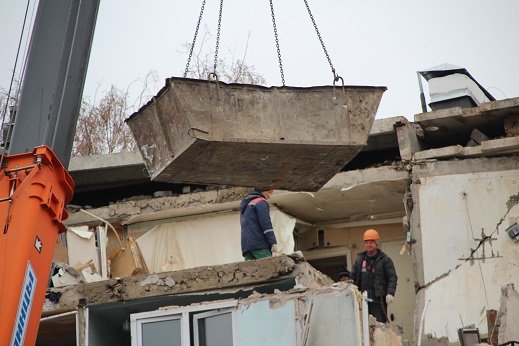 Третий день после трагедии в 48/20: людей пустили в разрушенный подъезд. Фото 