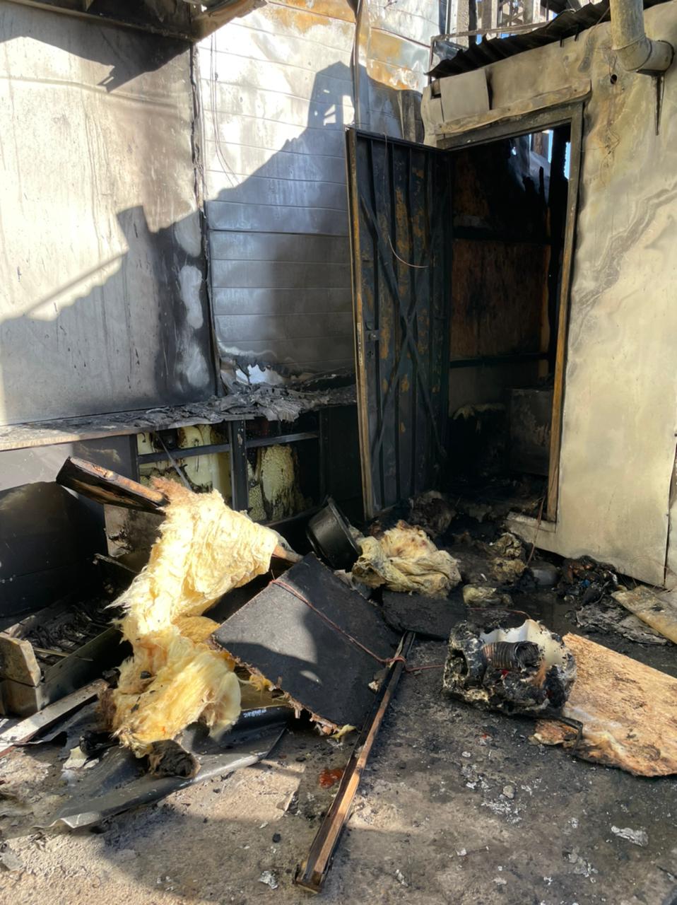 Фото: в Челнах сгорела часть фасада ТЦ «Деметра» и шаурмичная