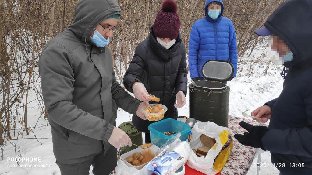 Владелец полевой кухни показал, как бесплатно кормит бездомных (фото)