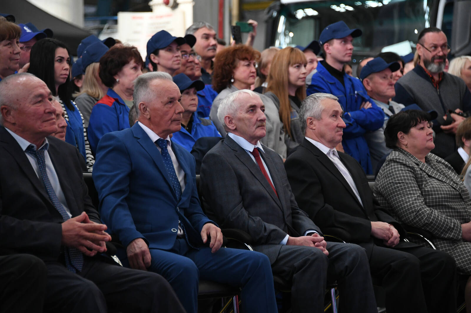 Алиханов протестировал челнинский грузовик и приехал к рабочим на завод Алиханов протестировал челнинский грузовик и приехал к рабочим на завод