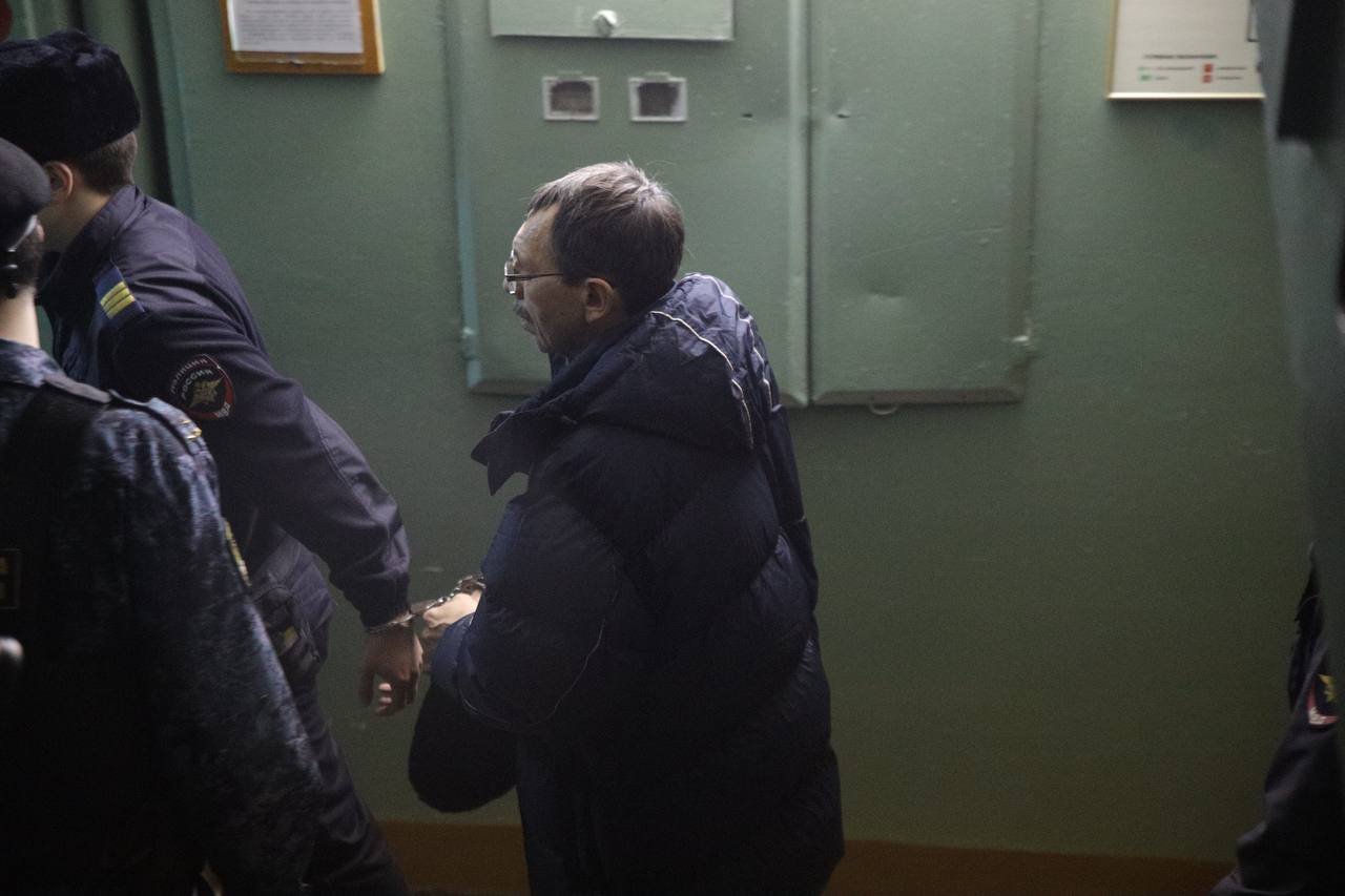 Фото: бывшего директора филиала КФУ Анатолия Макарова доставили в суд