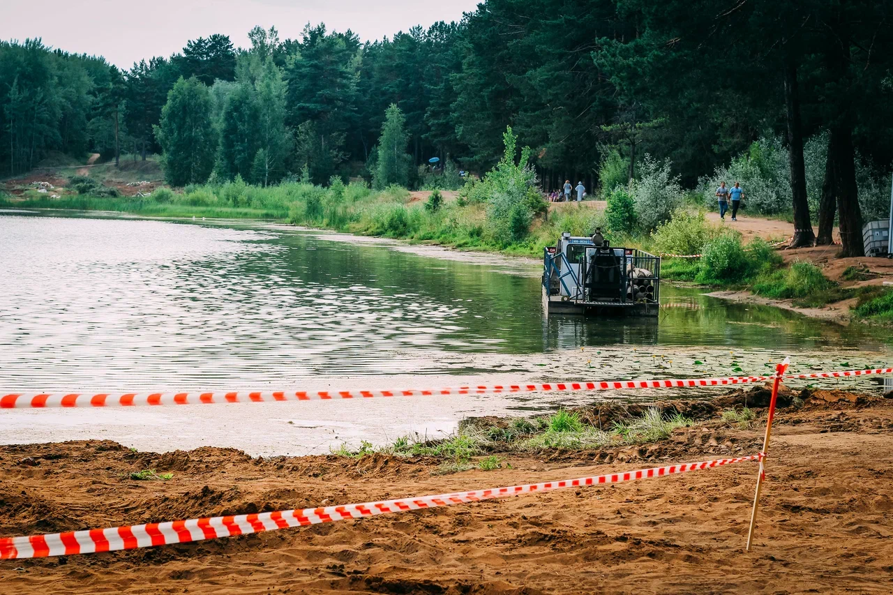 В парке «Прибрежный» приступили к очистке озера (фото)