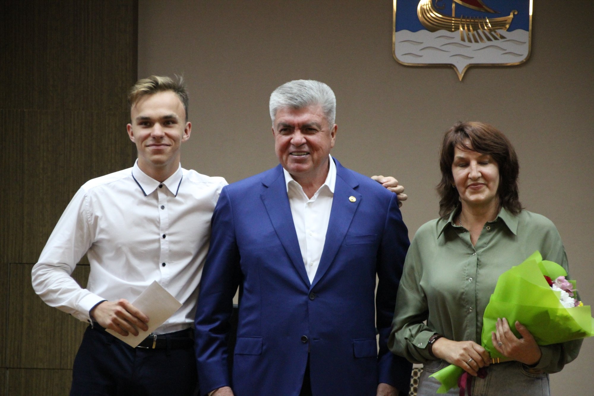 Магдеев поздравил стобалльников ЕГЭ. Фото