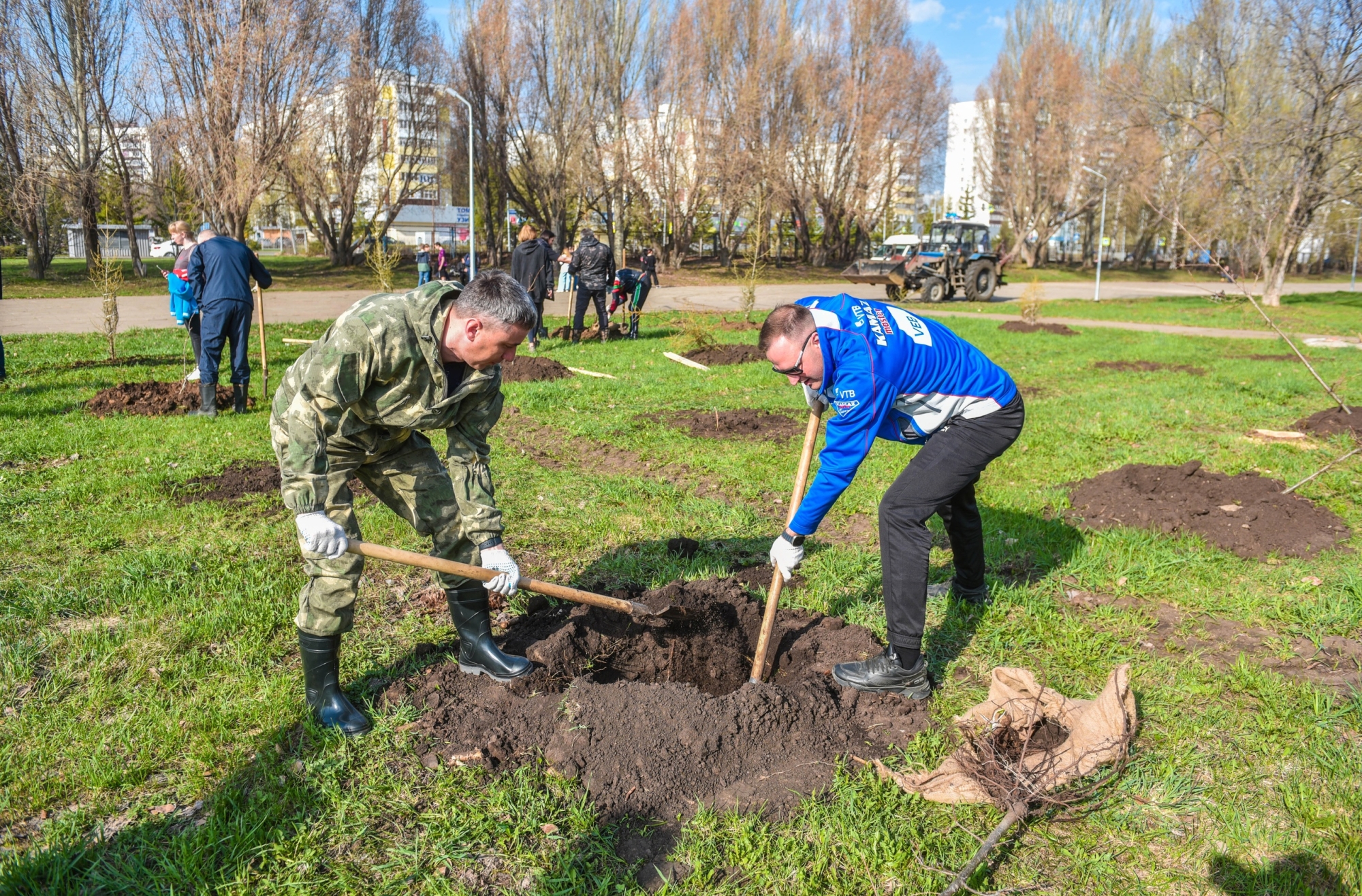 40 тысяч человек вышли на общегородской субботник в Челнах (фото)
