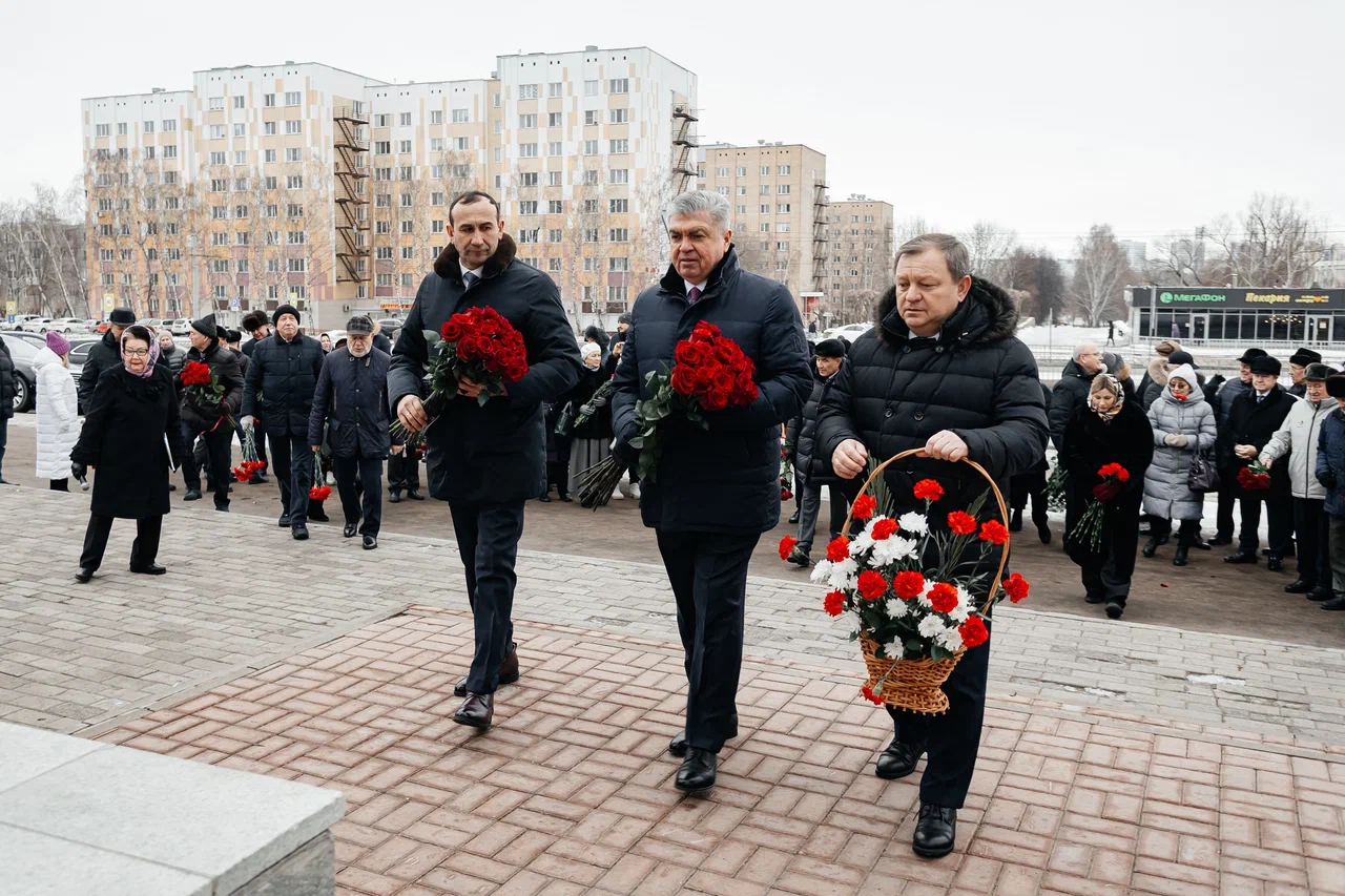 Фото: в Челнах почтили память первого руководителя города Раиса Беляева Фото: в Челнах почтили память первого руководителя города Раиса Беляева