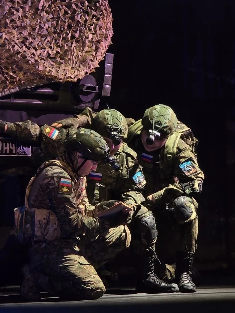 «Мустанг» на сцене и аншлаг на премьере – в Челнах показали спектакль про «КАМАЗ» 