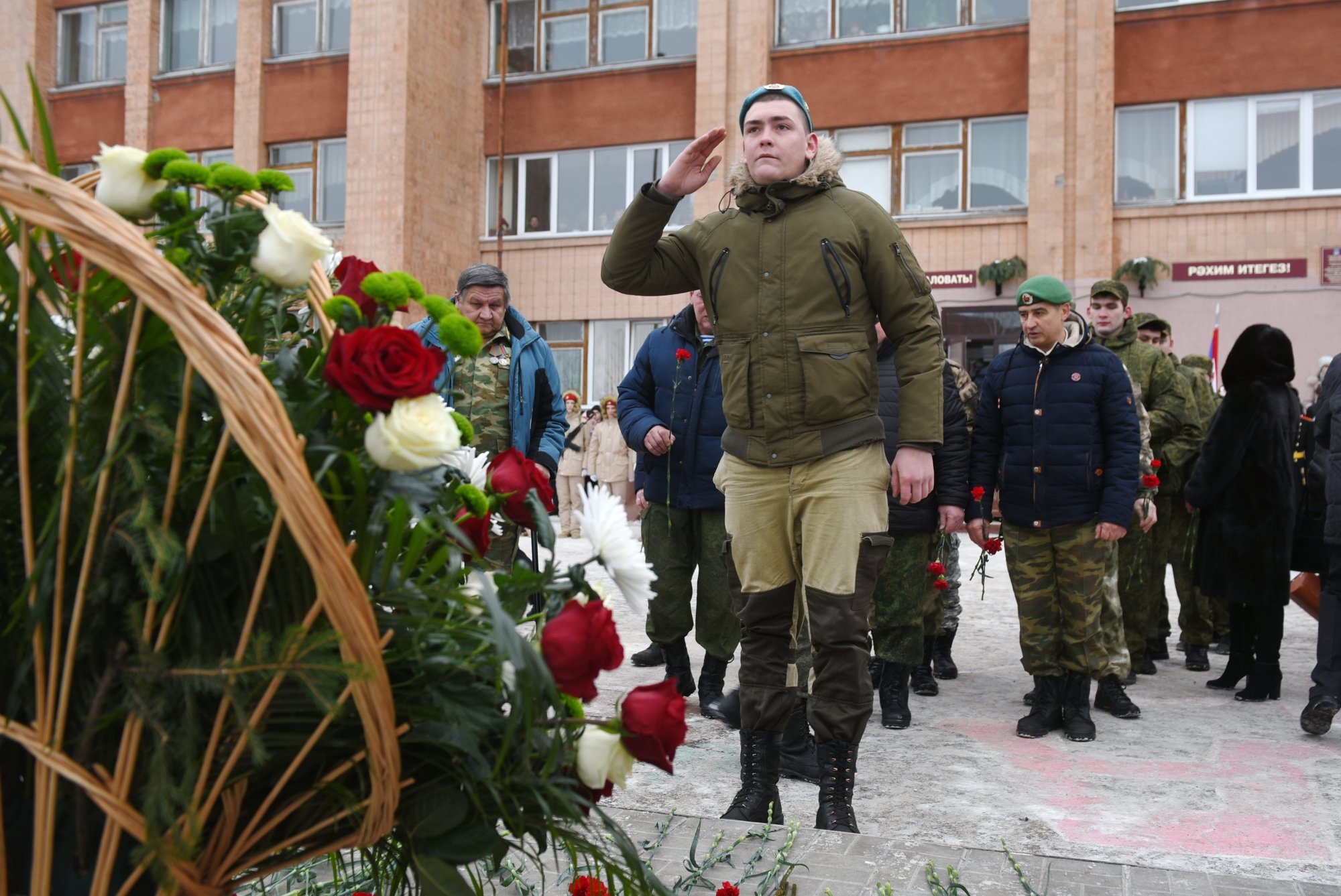 В Челнах установили бюст в честь погибшего в Чечне десантника 