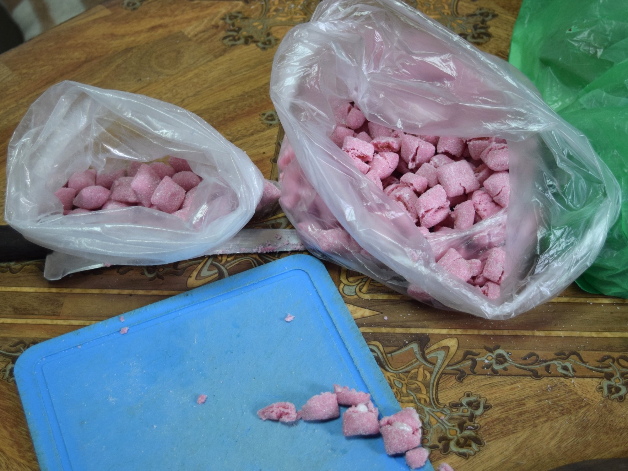 В казанское СИЗО пытались доставить из Челнов наркотики под видом конфет (фото)