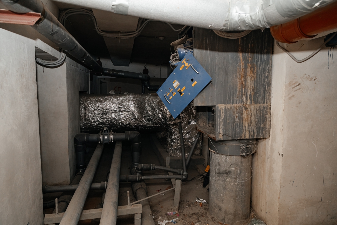 Тараканы и мыши: что в доме, который забросила УК «Центральный» (фото)