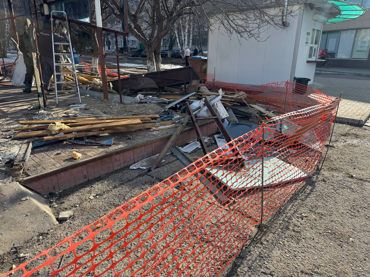 В Челнах сносят очередной «просроченный» павильон - с магазином «Планета цветов»