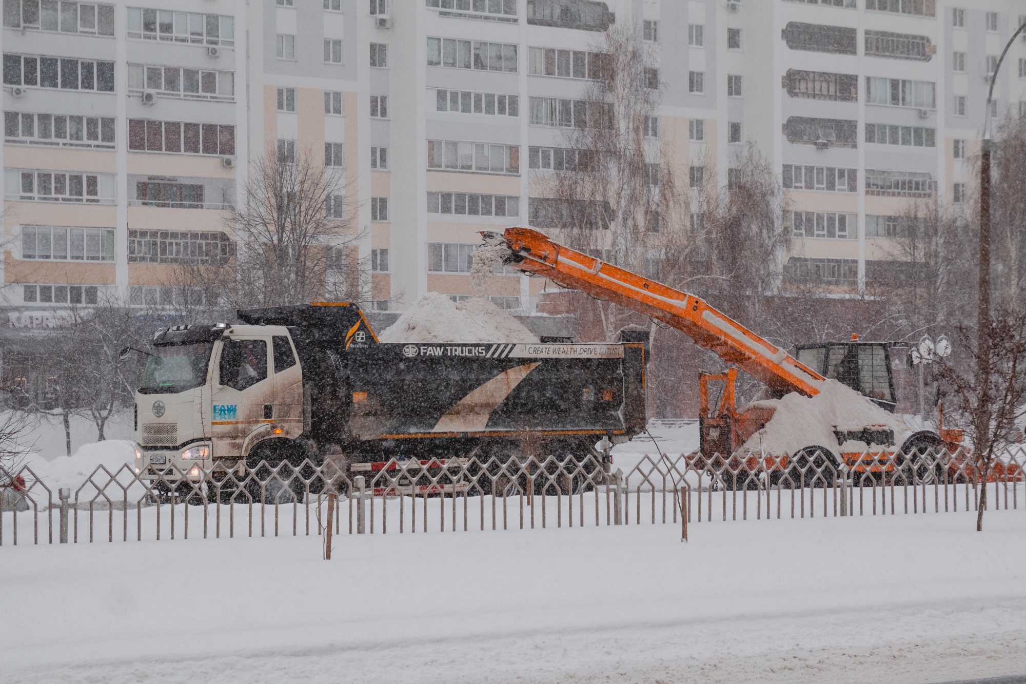 На расчистку дорог в Челнах вывели более 400 единиц техники   