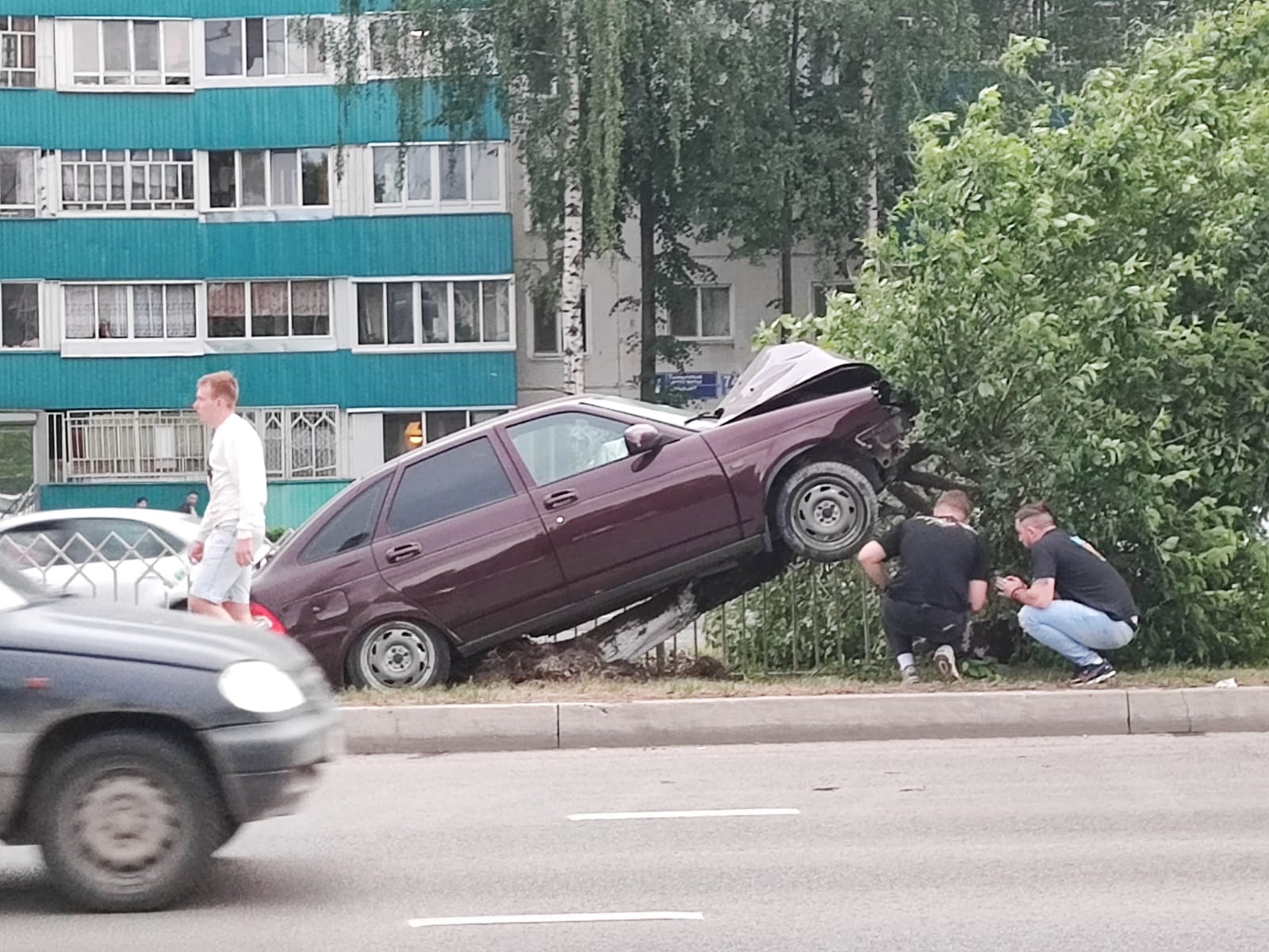 В Челнах водитель врезался в яблоню на разделительной полосе на проспекте Мира 