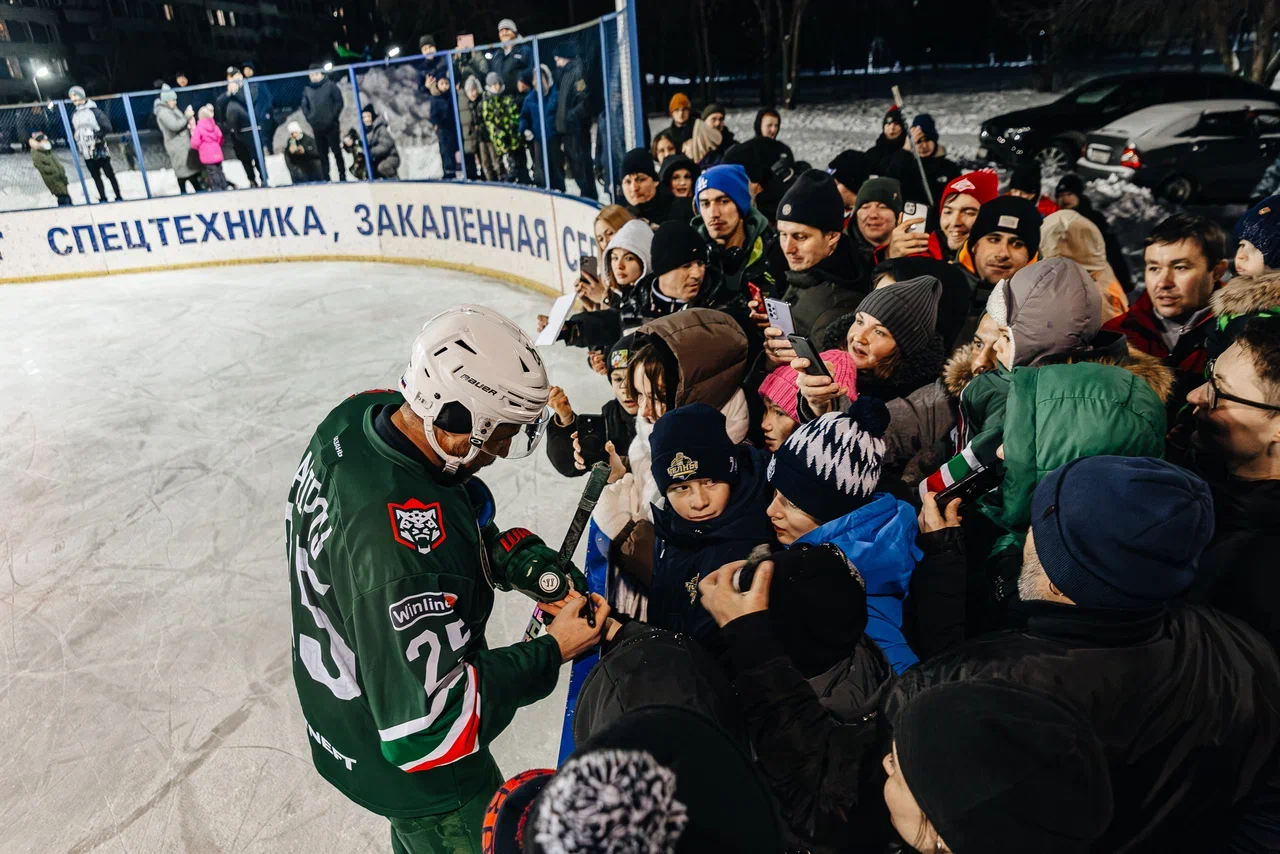 Фото: Данис Зарипов сыграл в дворовый хоккей с челнинскими детьми Фото: Данис Зарипов сыграл в дворовый хоккей с челнинскими детьми