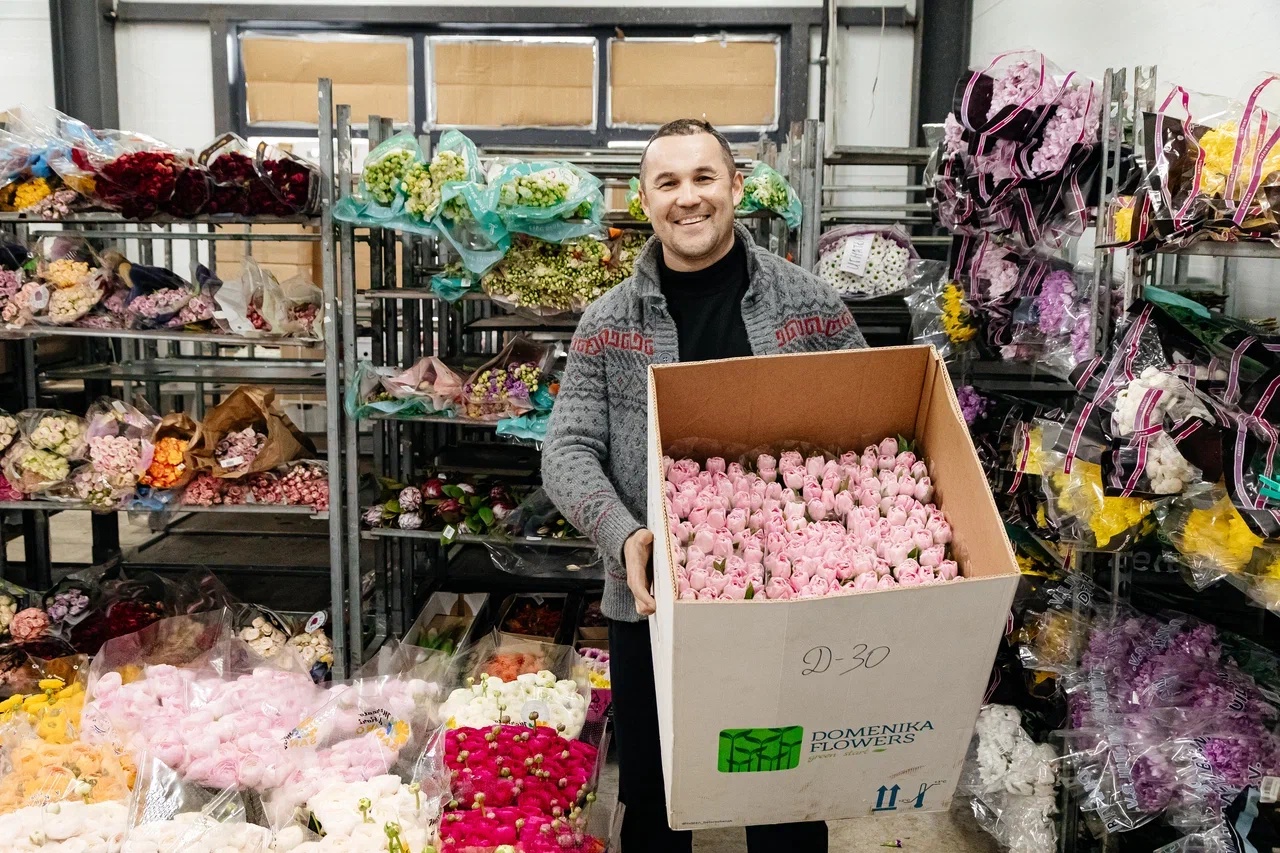 У игроков цветочного рынка ажиотаж – товар разбирают по пути на склад (фото) У игроков цветочного рынка ажиотаж – товар разбирают по пути на склад (фото)
