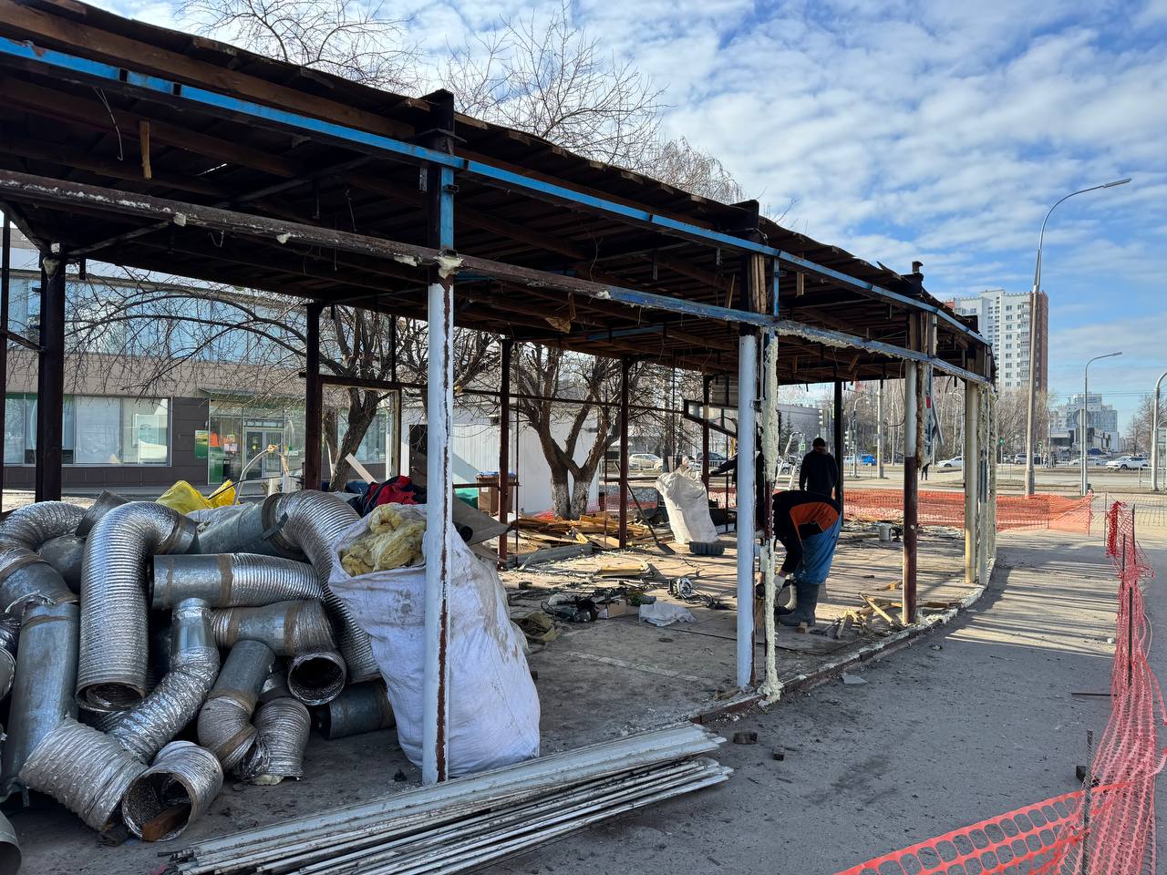 В Челнах сносят очередной «просроченный» павильон - с магазином «Планета цветов»