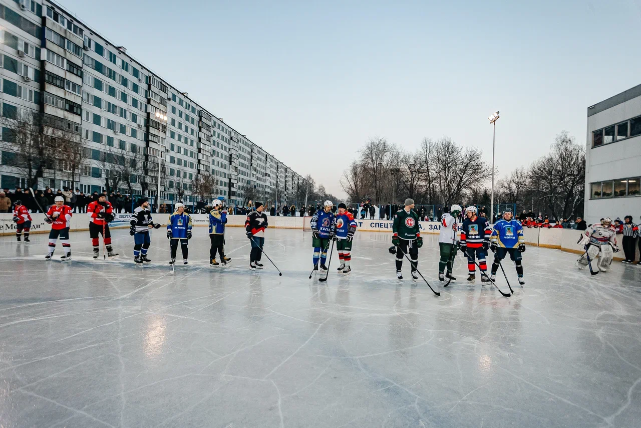 Фото: Данис Зарипов сыграл в дворовый хоккей с челнинскими детьми Фото: Данис Зарипов сыграл в дворовый хоккей с челнинскими детьми