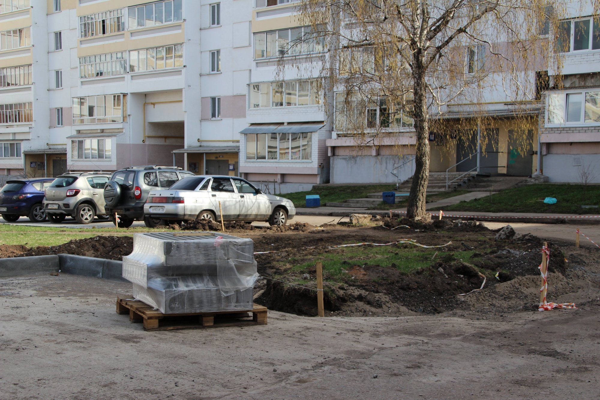 Фото: в Челнах началась реконструкция дворов по президентской программе 