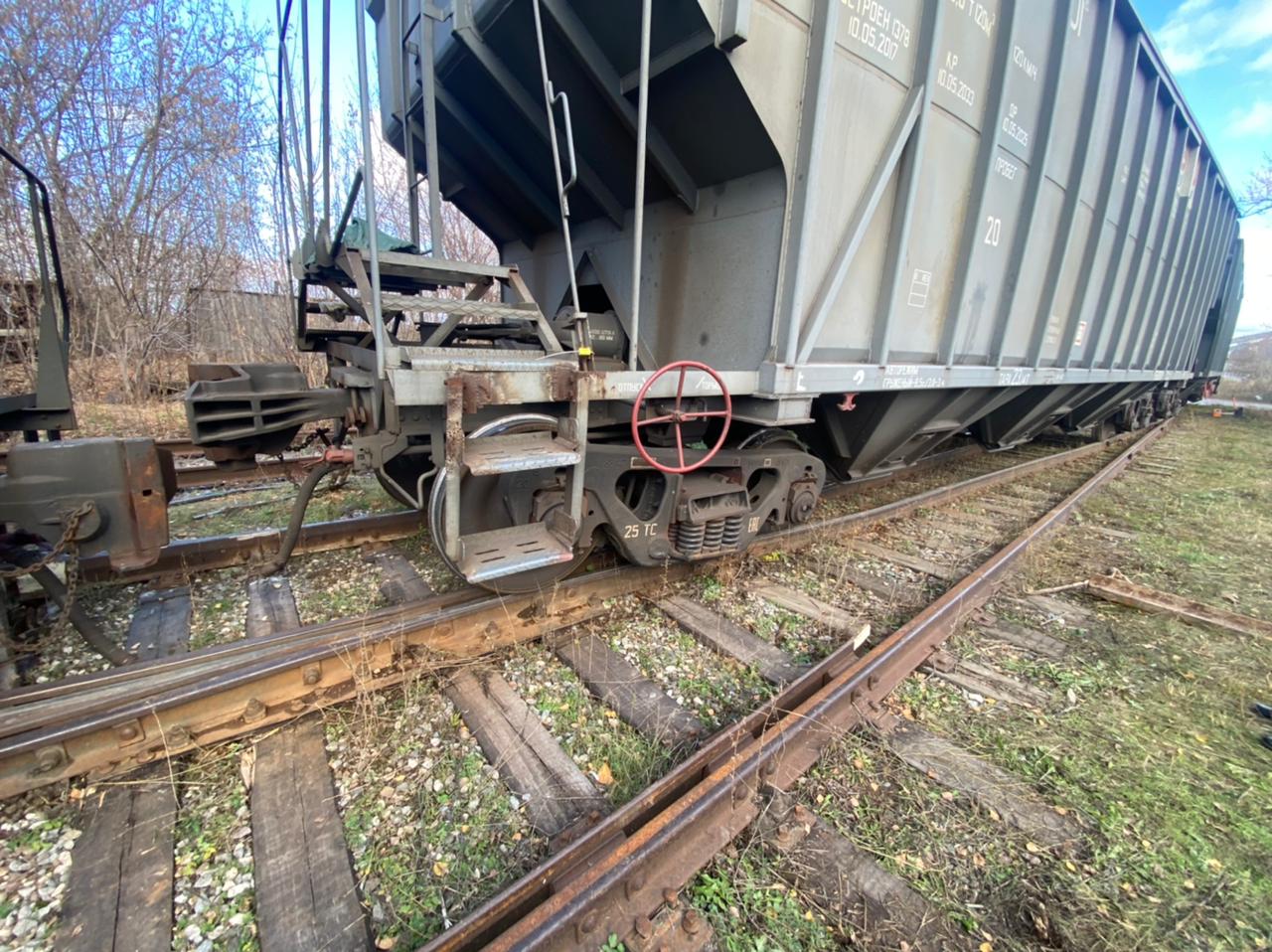 Два вагона. Поезда сошедшие с рельс под водой. Пострадавший на вагоне. Сошёл с рельс или с рельсов.