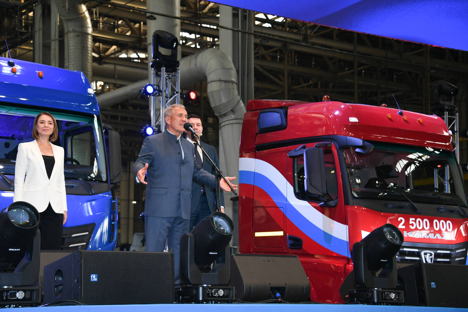 Алиханов протестировал челнинский грузовик и приехал к рабочим на завод Алиханов протестировал челнинский грузовик и приехал к рабочим на завод