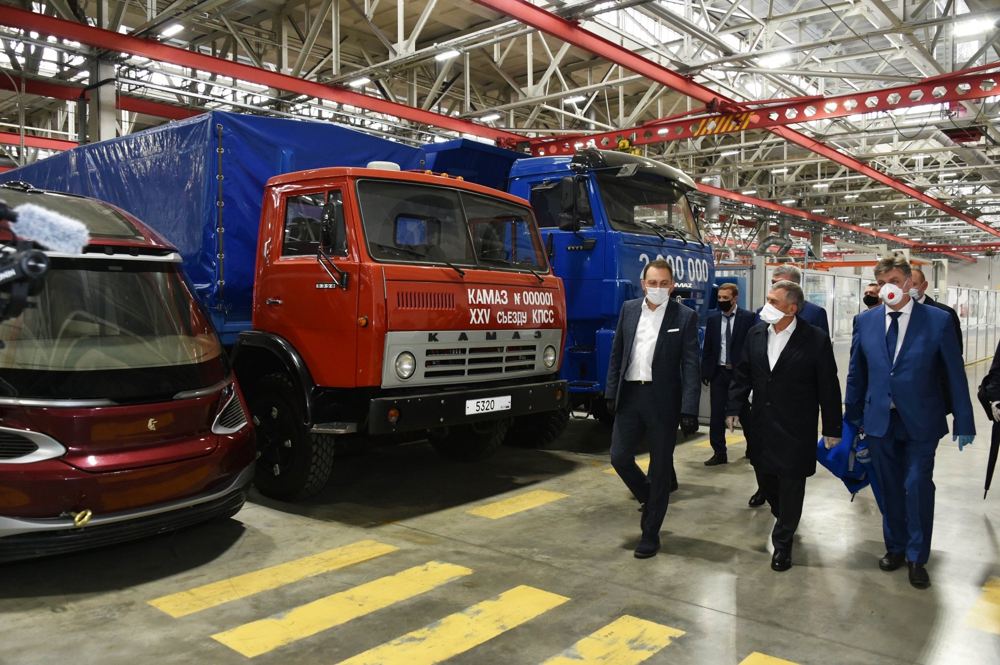 Рустам Минниханов протестировал в Челнах электробус КАМАЗ-6282