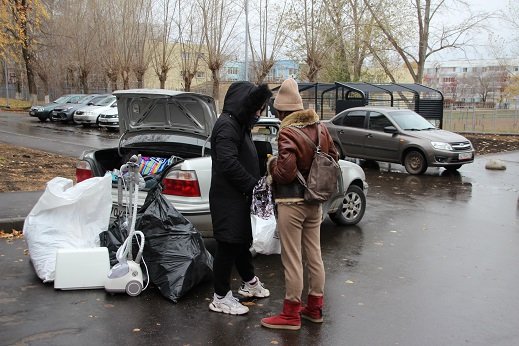 Третий день после трагедии в 48/20: людей пустили в разрушенный подъезд. Фото 