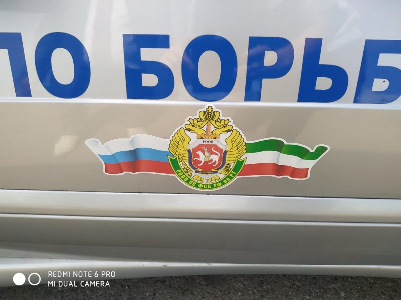 В Челнах «борца с коррупцией» заставили снять «липовые» наклейки с машины