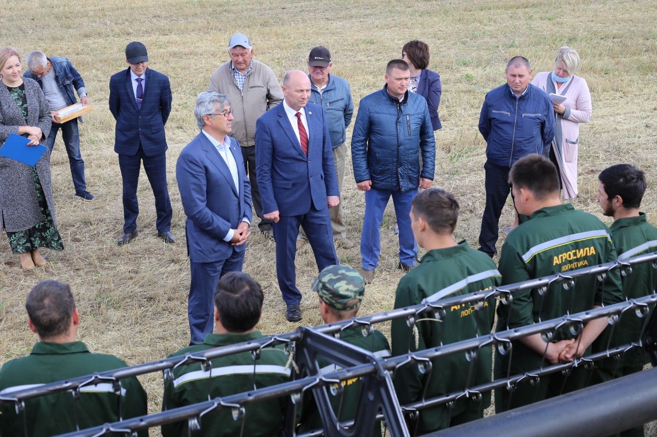 Василь Шайхразиев оценил новые объекты в Тукаевском и поля Фардиева (фото)