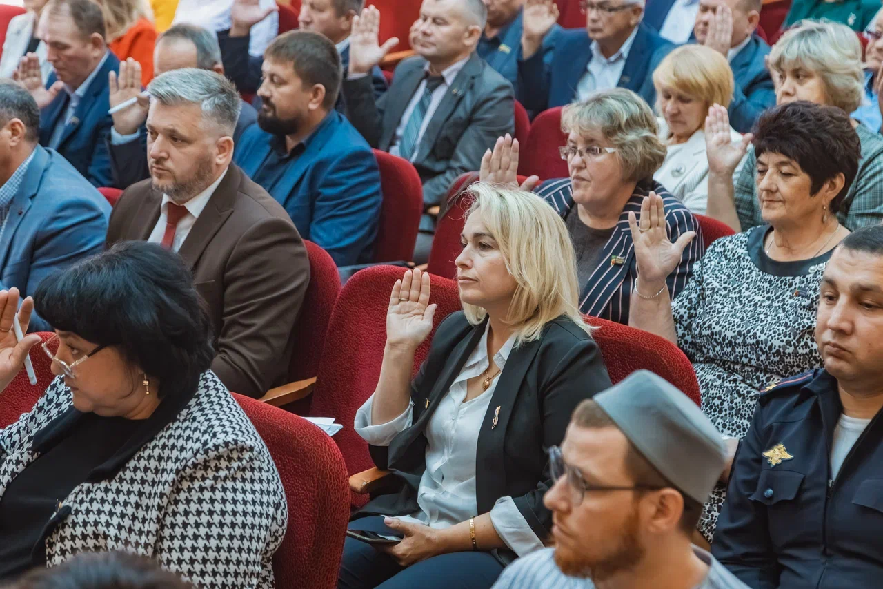 «Предлагаю прекратить полномочия главы района по собственному желанию. Его вина еще не доказана…»