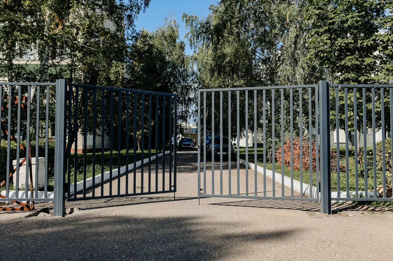 Фото: филиал КФУ огородил студенческий городок забором