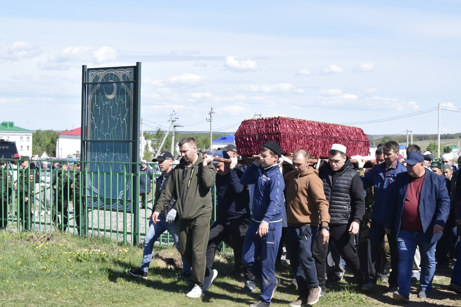 В Тукаевском районе простились с бойцом, погибшим в спецоперации (фото)