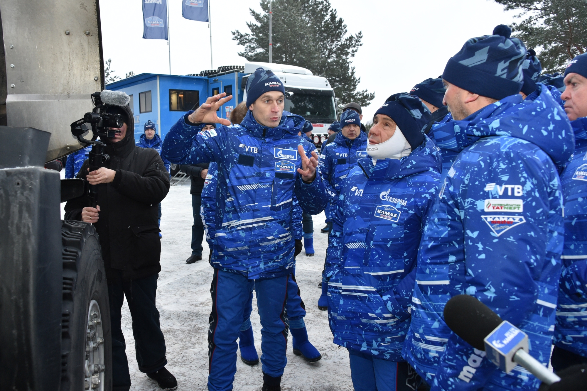 «Шәп бара!»: Минниханов протестировал новые гоночные грузовики «КАМАЗ-мастер» 