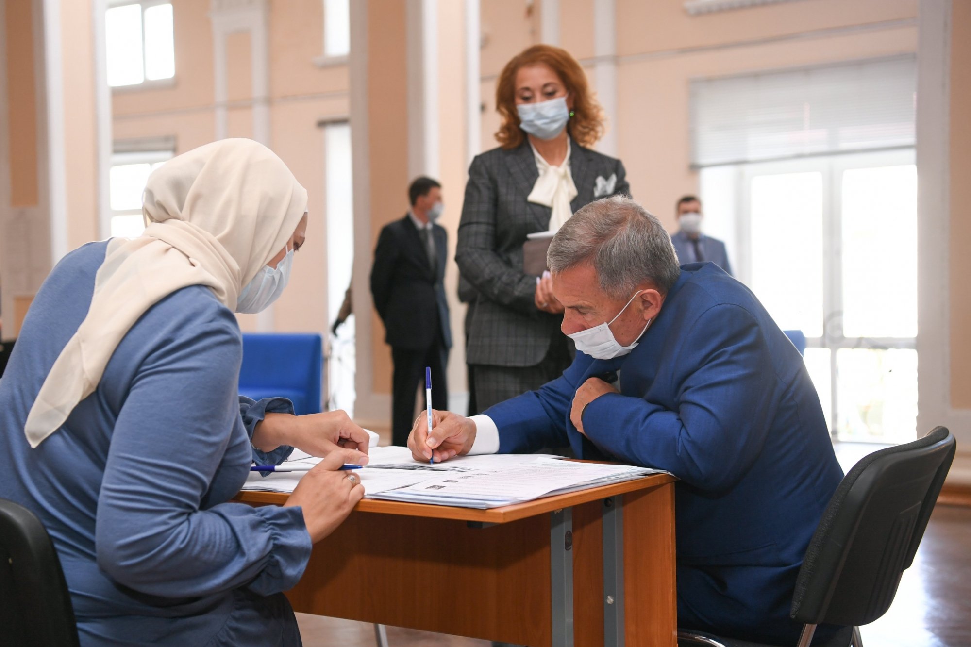 Рустам Минниханов с супругой приняли участие в голосовании (фото)