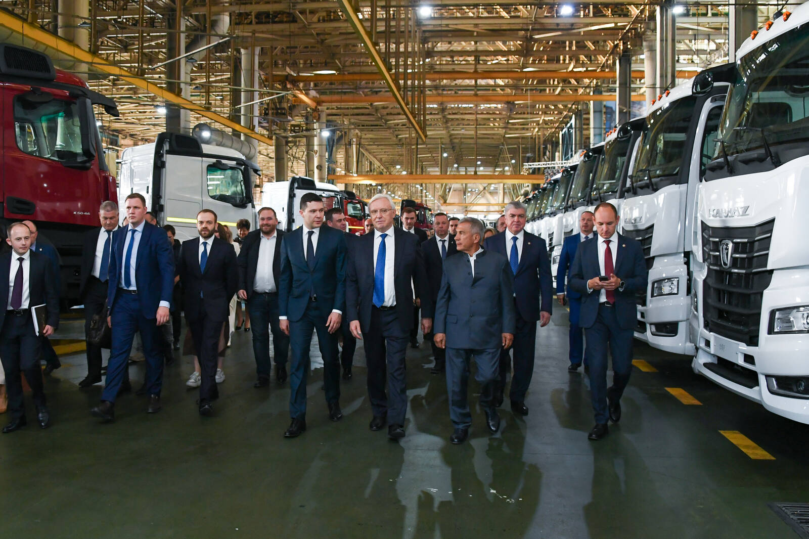 Алиханов протестировал челнинский грузовик и приехал к рабочим на завод Алиханов протестировал челнинский грузовик и приехал к рабочим на завод