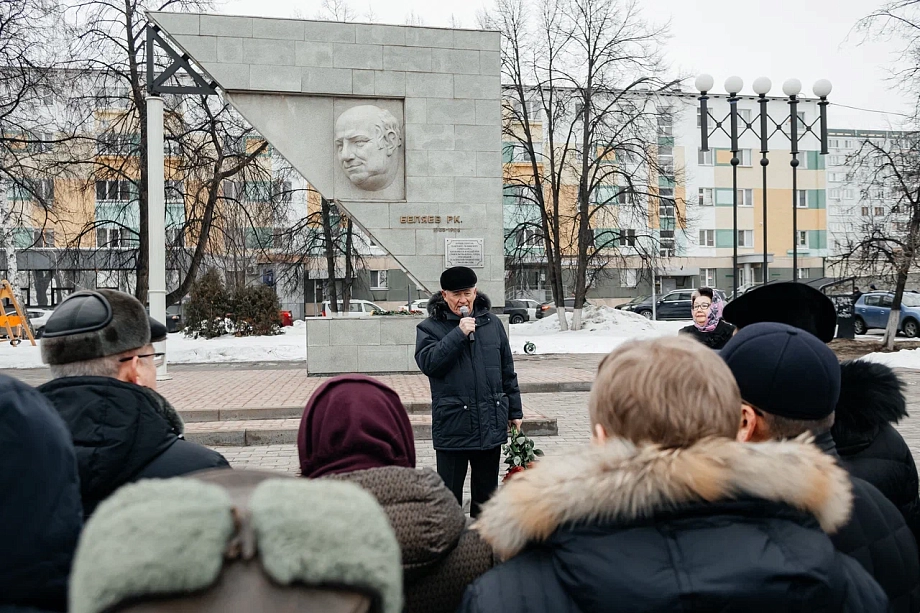 Фото: в Челнах почтили память первого руководителя города Раиса Беляева 