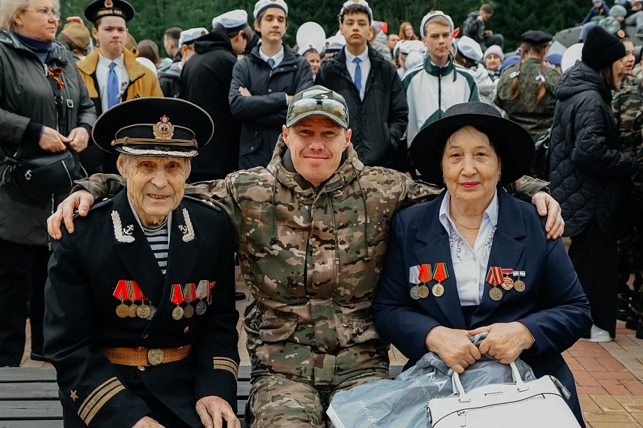 В Челнах почтили память 12 героев, чьи бюсты установлены в парке Победы (фото)