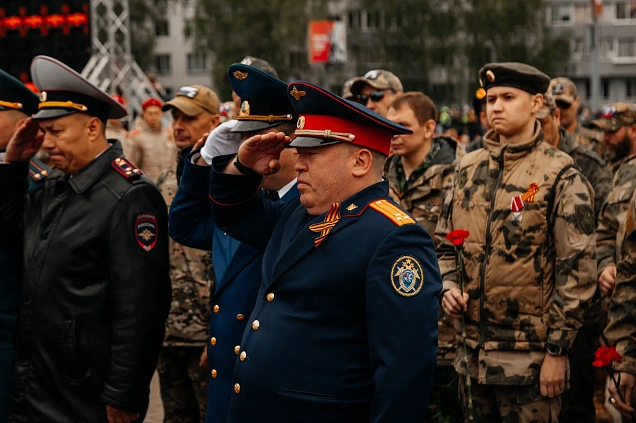 Силовики, депутаты и чиновники: как несли Вахту Памяти в Челнах (фото)
