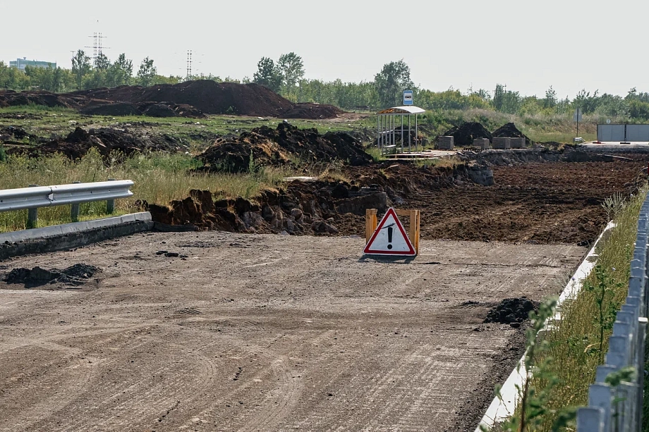 Фото: как разбирают часть дороги по улице Нариманова в Челнах, где просел грунт